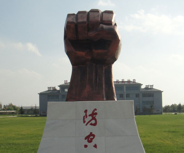 材質(zhì):玻璃鋼防銅 高:3.6米 安裝地址:曲靖沾益防空部隊 安裝時間2013.8.19 材質(zhì):玻璃鋼防銅 高:3.6米 安裝地址:曲靖沾益防空部隊 安裝時間2013.8.19